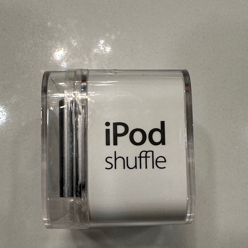 Apple iPod Shuffle Metallic Gray 2GB 4th generation Factory Sealed NIB - Picture 2 of 5